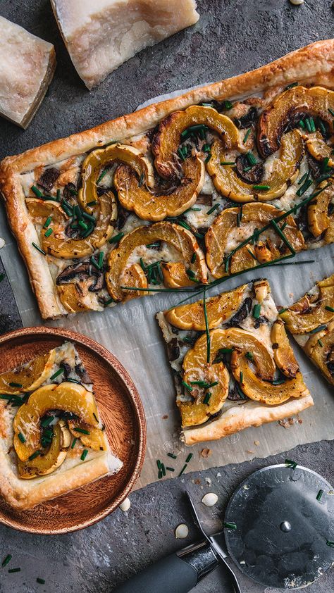 Recipe: Delicata Squash and Mushroom Tart | Cremini, shiitake, oyster and king oyster make a nice medley of mushrooms for the tart, but use your favourite(s). what to cook in fall, vegetarian dinner party or entertaining ideas, cooking with puff pastry for autumn Delicata Squash Appetizer, Halloween Vegetarian Food, Fall Harvest Dinner Party, Fall Vegetarian Dinner, Fall Dinner Party Menu Ideas, Vegetarian Party Snacks, Squash Tart, Autumn Dinner Party, Harvest Dinner Party