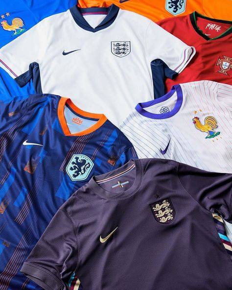 Les meilleurs maillots de l’EURO2024 Triple vainqueur, l’Allemagne accueillera le 17e Championnat d’Europe de l’UEFA en 2024. L’EURO 2024 sera le premier tournoi majeur organisé en Allemagne depuis la Coupe du Monde de la FIFA 2006 et les rencontres se dérouleront dans dix villes hôtes, dont la capitale Berlin. #football #foot #soccer Fifa 2006, Soccer Outfit, Soccer Workouts, Toronto Fc, As Monaco, Fc Dallas, Nottingham Forest, Nike Soccer, Football Memes