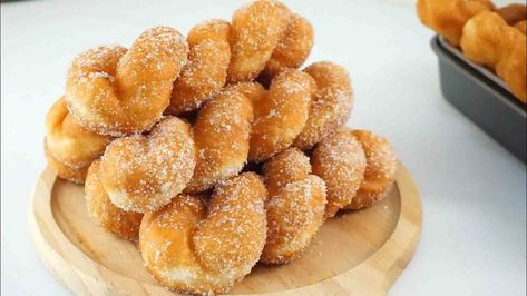 Koeksister Recipe South Africa, Sugar Twist, Doughnut Recipe Easy, Easy Donut Recipe, Yeast Donuts, Easy Donuts, Trini Food, Homemade Donuts Recipe, Fried Donuts