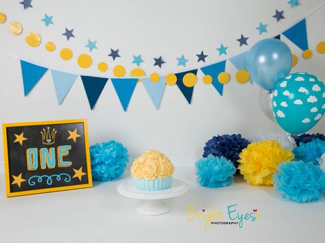 yellow and blue theme for everyone Blue Yellow Birthday Theme, Half Birthday Decoration Ideas, Blue Yellow Party Theme, Blue Yellow White Birthday Theme, Yellow And Blue Birthday Decor, Yellow Cake Smash, Baby Birthday Pictures, Cake Smash Blue, Half Birthday Baby