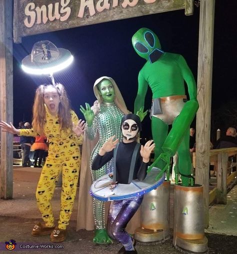 Family Alien Halloween Costumes, Alien Family Costume, Alien Family Halloween Costume, Mens Alien Costume, Alien Costume Men, Alien Abduction Costume, Individual Costumes, Costume Last Minute, Last Minute Costume Ideas