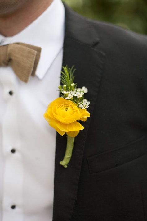 floral wedding boutonniere Yellow Boutonniere, Ranunculus Boutonniere, Buttonhole Flowers, Boutonnieres Prom, Hunter Wedding, Accent Flowers, White Boutonniere, Button Holes Wedding, Felt Flowers Diy