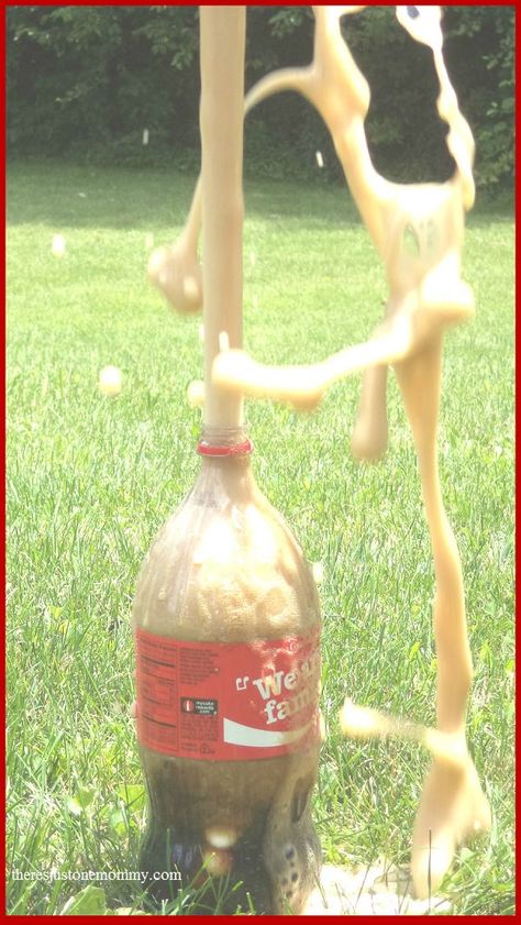 kids science experiment: how to make a Coke and Mentos geyser; fun STEM activity for summer Kids Slime, Candy Science, Fun Stem Activities, Experiments Kids, Summer Science, Science Club, Slime For Kids, Stem Activity, Science Party