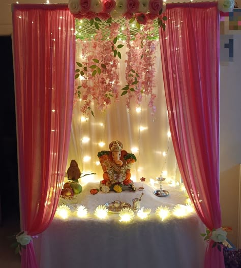 Latest Ganpati Decoration Ideas, Latest Ganpati Decoration At Home, House Mandir, Ganapati Decoration At Home, Ganesh Chaturthi Decoration At Home, Ganpati Celebration, Flower Wall Decor Diy, Bappa Decoration, Flower Decoration For Ganpati