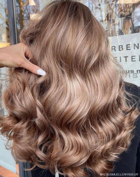 Irish Blonde Hair, Cream Beige Hair Color, Irish Cream Hair Color, Medium Champagne Hair Color, Level 7 Hair Color, Champagne Hair Color, Hair Color For Tan Skin, Blond Beige, T Zone