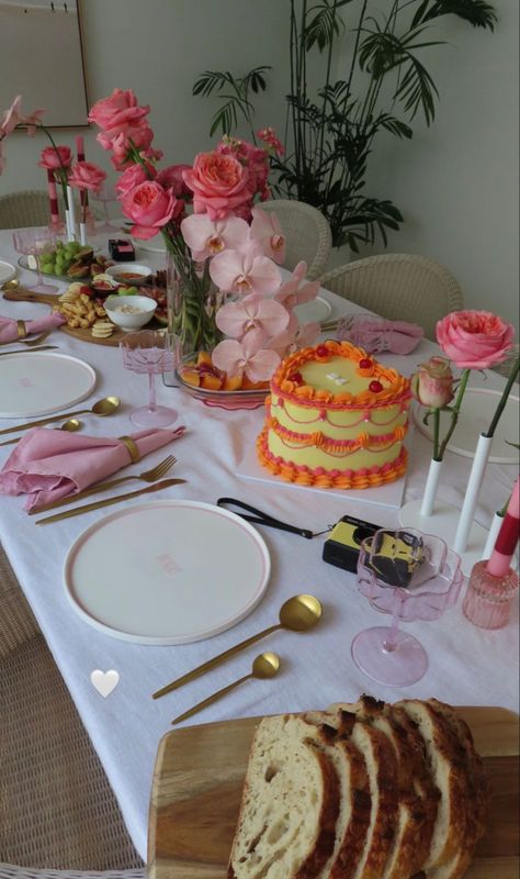 Home Brunch Aesthetic, Aesthetic Table Setting Birthday, Birthday Brunch Ideas Aesthetic, Birthday Brunch Ideas Decorations Table Settings, Lunch Decorations Table, Aesthetic Birthday Dinner Table, Pink Dinner Party Table Settings, Pink Birthday Dinner Table, Tablescapes Birthday