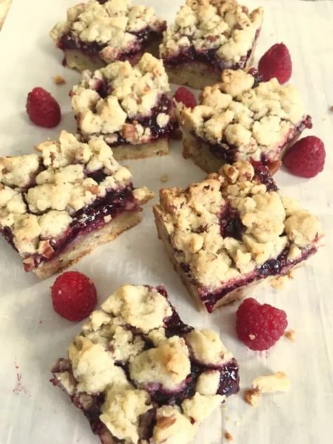 Buttery, gooey, Raspberry Shortbread Bars. #easydessert Raspberry Shortbread Bars, Best Shortbread Cookie Recipe, Raspberry Shortbread, Raspberry Squares, Pecan Shortbread, Raspberry Oatmeal, Raspberry Bars, Pie Bar Recipes, Raspberry Desserts