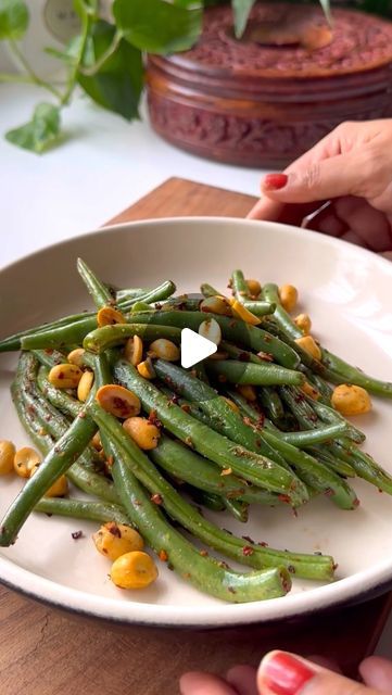 Adhya S on Instagram: "Beans & peanut stir-fry ✨  220cal | 11g protein | 13g fat | 15g carb | 8g fibre  Recipe ✨  250g green beans  25g roasted peanuts  1 tsp red chilli flakes  6-7 garlic coves minced  1.5tsp oil  1/2tsp soya sauce for that umami ( optional )   To cook the beans perfectly, first sauté on high heat, then add water to it. Once it starts to sizzle, cover and cook for 3-4mins.   Now add other seasons and peanuts. Stir-fry for 2-3 mins and serve after 5-10mins.   #stirfry #healthyrecipes #healthyindianfood #homechef #homecookedfood #recipes" Soya Bean Recipes, Beans Stir Fry, Fried Beans, Box Recipes, Healthy Indian Recipes, Soya Sauce, Soya Bean, Fiber Foods, Chilli Flakes