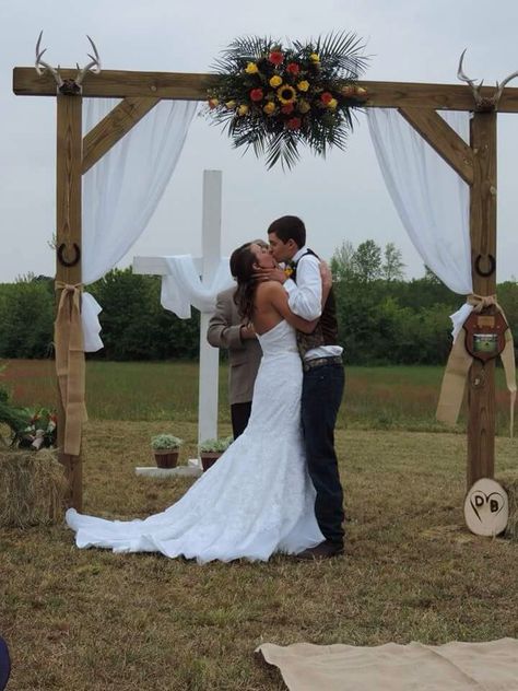 Deer Antler Wedding Arch, Country Wedding Arches, Antler Wedding Decor, Wood Wedding Arches, Deer Antler Wedding, Country Style Wedding Dresses, Wood Arbor, Cool Wedding Ideas, Deer Horns