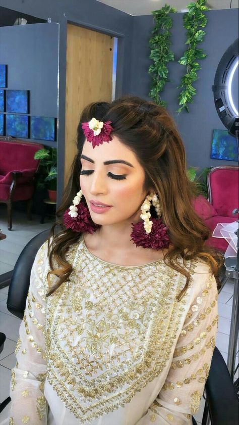 #hairstyles #pakistanifashion #pakistaniweddings #pakistanistreetstyle #pakistanstylelookbook” Mendhi Hairstyles Pakistani, Gaye Holud Hairstyles, Dholki Hairstyles, Dholki Makeup, Mendhi Hairstyles, Mehendi Hairstyles, Hair Styles New, Pakistani Wedding Hairstyles, New Hair Styles