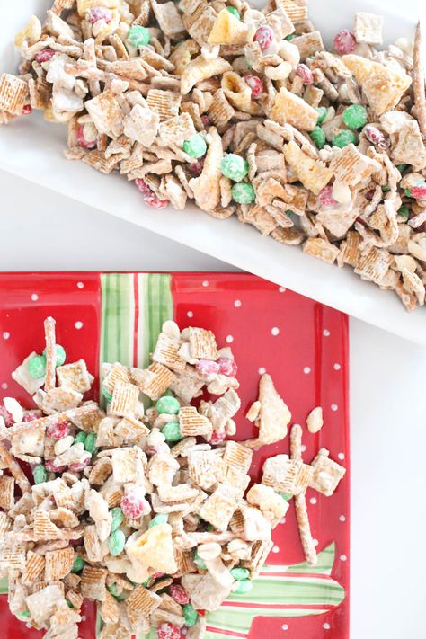 Christmas Crack Best Christmas Dessert Recipes-2 Holiday Chex Mix Recipes, White Trash Snack Mix, Chocolate Chex Mix Recipes, Macaroons Easy, White Trash Recipe, White Chocolate Chex Mix, Chocolate Chex Mix, Chex Mix Christmas, Chex Mix Recipe