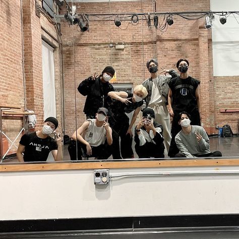 fuzzy D-17 ATZ in AMS on Twitter: "ATEEZ as people trying to sell their mirrors — A thread… " Kingdom Legendary, Choi Jongho, Jeong Yunho, Song Mingi, Kang Yeosang, Park Seonghwa, Choi San, Deja Vu, Indie Aesthetic