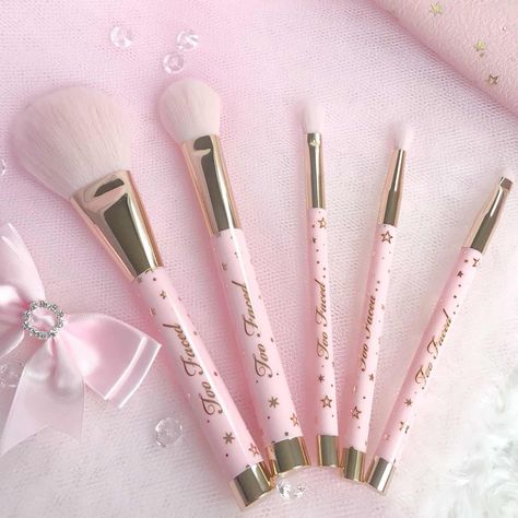 Swan Makeup, Too Faced Christmas, Evening Eye Makeup, Pink Swan, Pink Makeup Brush, Face Brushes, Girly Makeup, Princess Makeup, Makeup Package