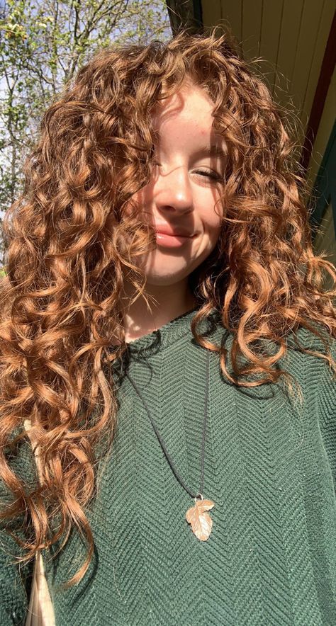 Strawberry Blonde On Curly Hair, Curly Hair Color Ideas Brown, Caramel Hair Color Curly Hair, Dyed Curly Wavy Hair, Dyed Brown Curly Hair, Copper Hair With Tan Skin, Butterscotch Hair Color Curly, Light Auburn Curly Hair, Light Ginger Curly Hair