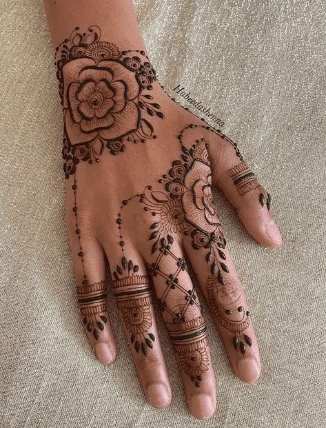 Henna Mehndi Designs, Cute Henna Designs, Inai Pengantin, Unique Henna, Jagua Henna, Arabic Henna Designs, Henna Inspired Tattoos, Floral Henna Designs, Tato Henna