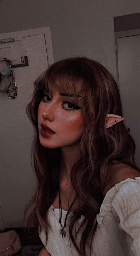 Fairy core makeup and wig Fantasy Hair And Makeup, Elvish Makeup Simple, Cute Fairy Makeup Looks, Viking Fairy Makeup, Prom Fairy Makeup, Cottagecore Witch Makeup, Renisance Fair Makeup, Ren Fest Fairy Makeup, Fairy Makeup Simple