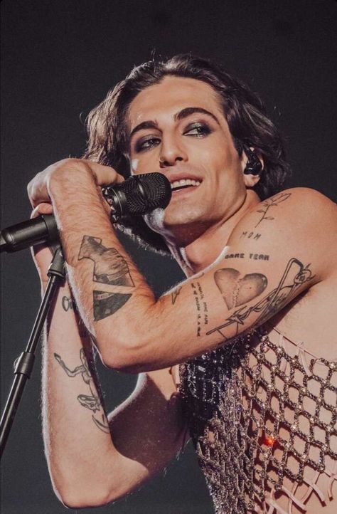 𝕕𝕒𝕞𝕚𝕒𝕟𝕠 𝕕𝕒𝕧𝕚𝕕 David Tattoo, Damiano David, Emo Guys, Fantasy Male, Hold My Hand, The Perfect Guy, Hottest Guy Ever, Most Beautiful Man, Male Face