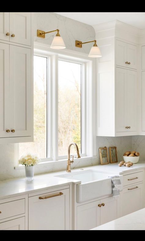 Farmhouse Kitchen Traditional, White Modern Classic Kitchen, Quartz Kitchen Countertops Cream Cabinets, Minimal Upper Cabinets Kitchen, Classic Kitchen Remodel, Classic White Kitchen Design, Kitchen Without Island, Warm White Kitchen, Casita Kitchen