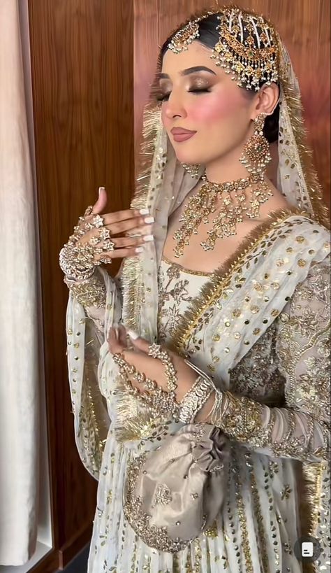 White Suit Makeup, Nikkah Makeup Looks, Pakistani Nikkah Bride, Nikah Dress Pakistani, Nikkah Makeup, Desi Bridal Makeup, Nikkah Outfit, Nikkah Bride, Asian Wedding Dress Pakistani