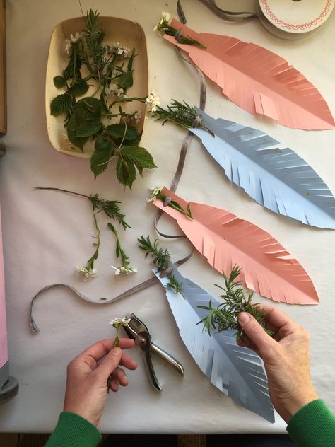 Summer party coming up? Craft these Giant Paper Feathers in just 10 minutes – and add flowers to make an easy paper party garland! How to make an easy Paper Feather Party Garland What you need: A4 card stock (or paper) – we used some old dividers from a folder, but you could use anything […] The post How to make Giant Boho Feathers + an easy paper party garland! appeared first on The Awesome Childhood Project. Drátěná Socha, Homemade Party Decorations, Garden Bunting, Feather Garland, Paper Party Decorations, Party Girlande, Party Garland, Boho Feathers, Diy Birthday Decorations