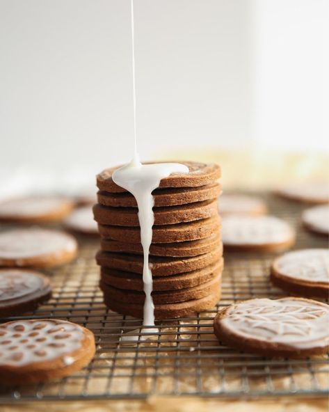 Soft Glazed Gingerbread Cookies from the Tartine Cookbook Glazed Gingerbread, Shades Of Burgundy Hair, Gingerbread Cookies Recipe, Easy Icing, Burgundy Hair Color, Soft Gingerbread Cookies, Fall Baking Recipes, Ginger Bread Cookies Recipe, Crispy Cookies