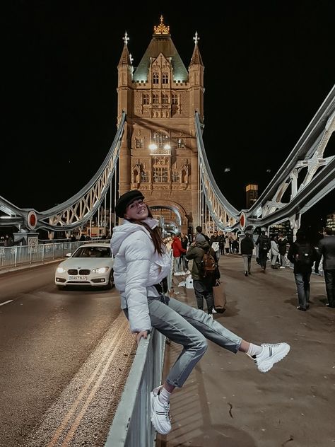 Outfit Ideas In London, Tower Bridge Picture Ideas, London Bridge Picture Ideas, London Bridge Outfit, London Photography Ideas, Pictures In London Ideas, Tower Bridge London Photo Ideas, Uk Photo Ideas, London Photo Aesthetic