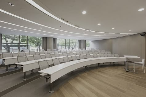 #tbt Hyundai Card corporate offices lecture room feat. the M60 Swing Away #sediasystems x Liberty #humanscale chair University Interior Design, Lecture Room, Auditorium Design, Classroom Interior, Lecture Hall, Auditorium Seating, Lectures Room, Corporate Offices, Modular Office Furniture