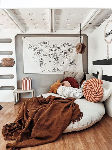 Cozy Bedroom Bunk Bed, Under Bed Nook Dorm, Cozy Kids Corner, Floor Reading Nook Cozy Corner, Comfy Corner Bedrooms, Snug Room Ideas Cozy Nook, Relax Corner Ideas, Kids Cozy Corner, Kids Cozy Corner Ideas