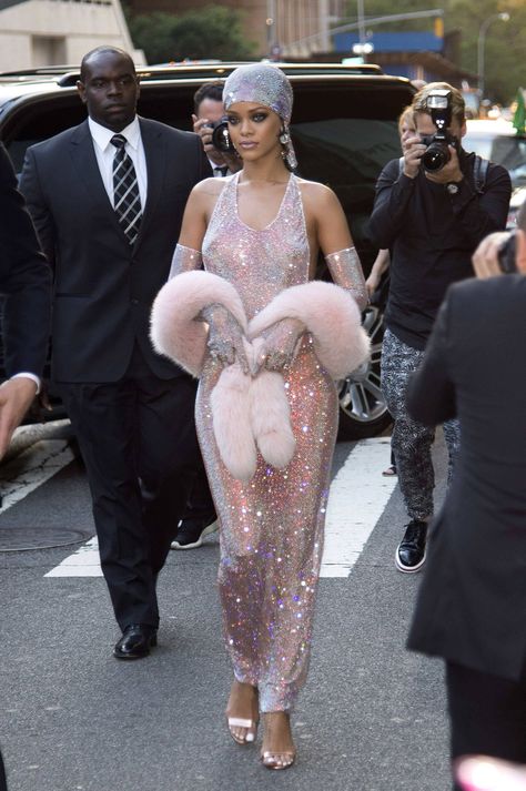 Rihanna CFDA Awards 2014 x Swarovski diamonds dress Rihanna Rhinestone Outfit, Rihanna Silver Outfit, Rihanna Silver Dress, Rihanna Sparkly Outfit, Silver Sparkly Dress Aesthetic, Rhianna Swarovski Dress, Rihanna Sequin Dress, Rihanna Rhinestone Dress, Rihanna Sparkle Dress