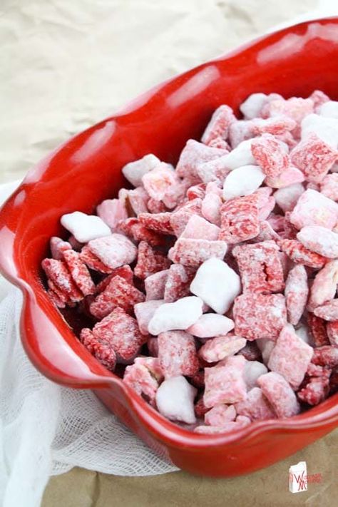 valentines puppy chow recipe nut free Muddie Buddies, Puppy Chow Mix, Puppy Chow Cookies, Christmas Bark Recipes, Muddy Buddies Recipe, Valentines Snacks, Crafty Morning, Puppy Chow Recipes, Muddy Buddies