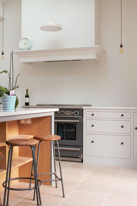 Stunning Shaker Kitchen with large kitchen island and breakfast bar with industrial stools and wine and plants Cooker Hood Ideas, Kitchen Cabinets Shaker Style, Kitchen Cooker Hood, Kitchen Chimney, Plywood Kitchen, Centre Island, London Kitchen, Extractor Hood, Shaker Style Kitchens