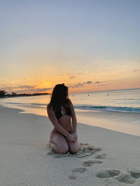 Pose Beach Ideas Instagram, Foto Al Mare Aesthetic, Inspo Foto Mare, Foto Aesthetic Mare, Ideas Fotos En La Playa, Aesthetic Beach Story Ideas, Insta Photo Ideas Beach, Beach Sunset Inspo Poses, Poses At The Beach Alone