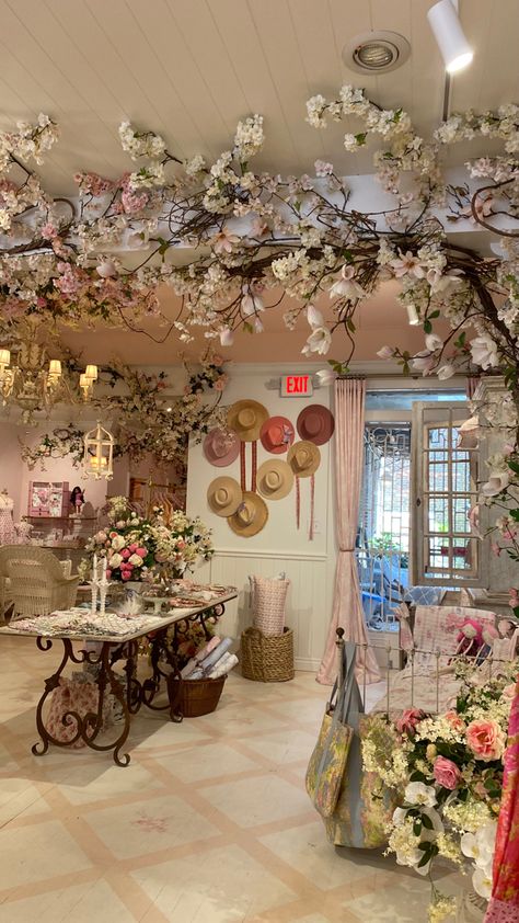 Shabby Chic Boutique Ideas Retail Stores, Whimsical Store, Vintage Store Ideas, Boutique Store Displays, Tea Room Decor, Chic Living Room Design, Shabby Chic Boutique, Antique Booth Displays, Shabby Chic Tea