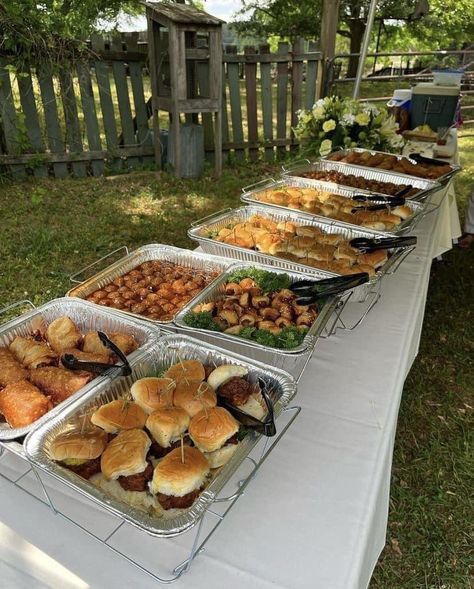 Cookouts Ideas Backyard, Backyard Surprise Birthday Party, Bbq Family Reunion Food Ideas, Sweet 16 Bbq Ideas Backyard Parties, Aesthetic Bbq Party, Bbq Layout Ideas, Food For Big Parties, Birthday Cookout Ideas Backyard Parties, Bbq Set Up Ideas Backyard Parties