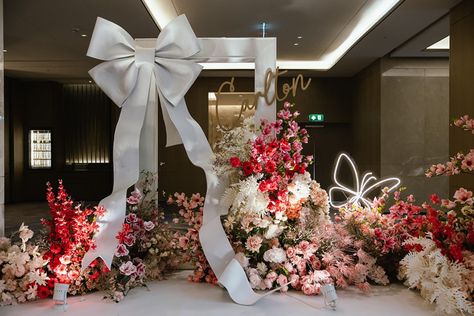 Delighted to showcase our elegant floral setup at the Carlton Bangkok Wedding Fair. Our theme, inspired by the elegance of a giant bow, epitomizes both a present of romance and sophistication for the bride & groom. 🌸✨ #WeddingDecor #CarltonBangkok #FloralDesign #HappilyEverAfter Credit @godrakphotography Bow Theme Wedding, Bow Wedding Decor, Dahlia Decor, Wedding Photobooth Backdrop, Bow Backdrop, Cafe Bandung, Event Entrance Design, Bangkok Wedding, Small Wedding Decor