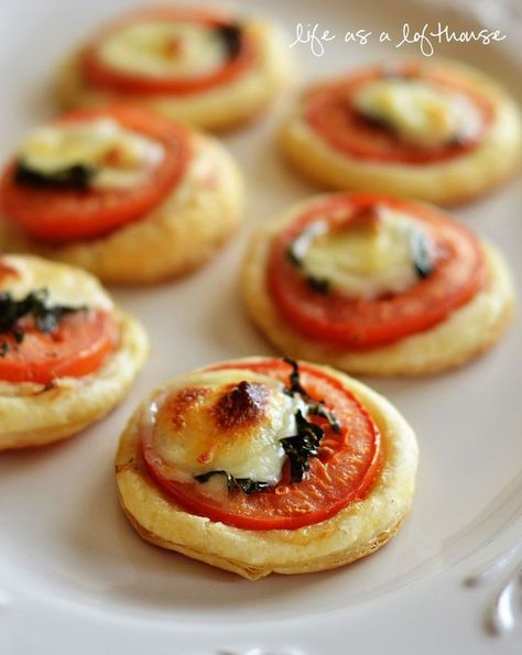 Tomato And Mozzarella, Mini Appetizers, Small Appetizers, Fingerfood Party, Finger Foods Easy, Tea Party Food, Recipes Christmas, Party Finger Foods, Snacks Für Party