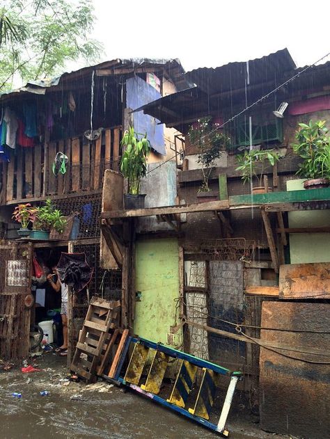 Smokey Mountain community - poverty and how to help Urban Philippines, Junkyard Aesthetic, Slum Building, Slum House, Street In The Philippines, Ancient Philippines, Tondo Manila Streets, Slum Area, Philippine Slums