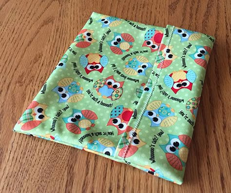 How to sew reusable sandwich bags with PUL fabric Fabric Snack Bags, Sewing Project Ideas, Pul Fabric, Reusable Sandwich Bags, Reusable Lunch Bags, Sew Ins, Beginner Sewing Projects Easy, Sandwich Bags, Sewing Projects For Beginners