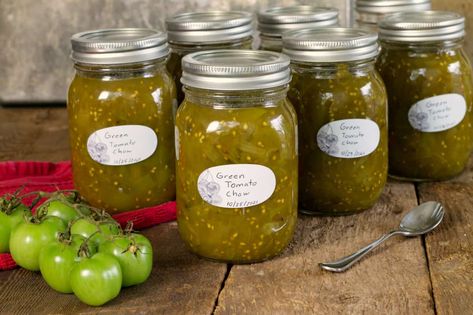 A great way to use up green tomatoes from the garden, this green tomato chow makes a delightful condiment for cold meats, sandwiches, burgers, sausages, fishcakes, and more! Sweet Green Tomato Relish Recipe, Green Tomato Chow Chow Recipe, Canning Green Tomatoes, Chow Chow Relish, Chow Chow Recipe, Green Tomato Salsa, Green Tomato Relish, Earth Food, Pickled Green Tomatoes