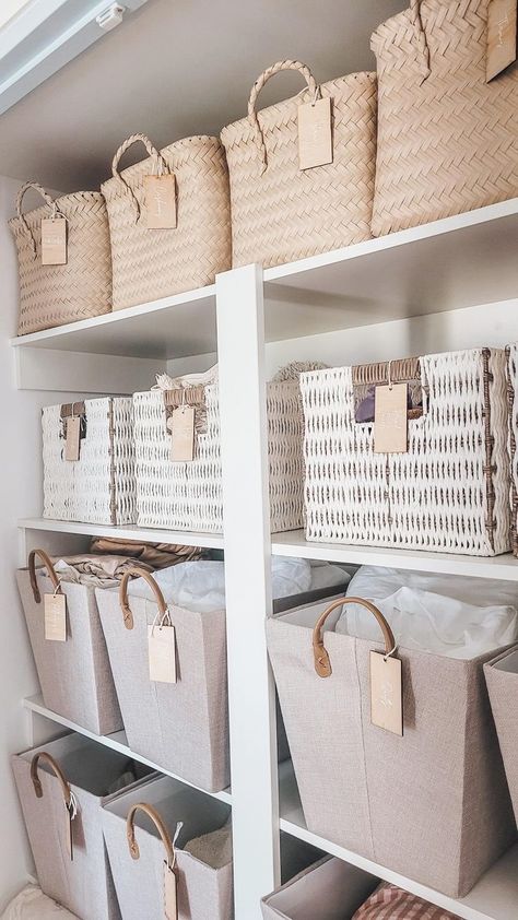 Linen Shelf Organization, Organised Linen Cupboard, Linen Basket Storage, Wardrobe Baskets Storage, Wardrobe Organisation Baskets, Duvet Storage Ideas, Closet Basket Organization, Linen Cupboard Organisation, Baskets For Closet