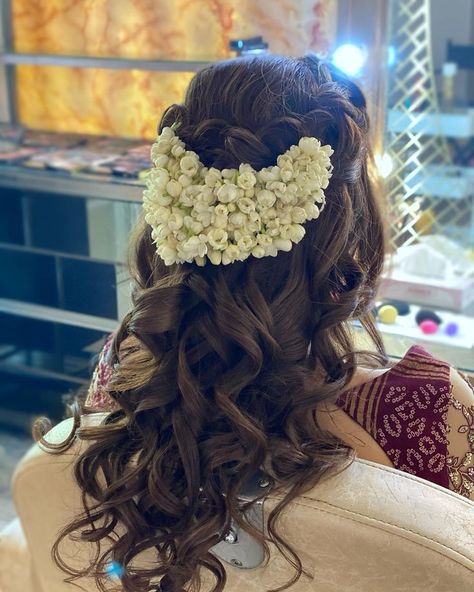 South Indian Hairstyle, South Indian Wedding Hairstyles, Hair Style On Saree, Flower Bun, Engagement Hairstyles, Bridal Hairdo, Traditional Hairstyle, Bridal Hair Buns, Indian Wedding Hairstyles