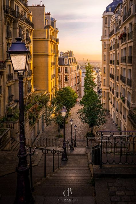 Buildings In France, Montmartre Paris Photography, Monmarte Paris Aesthetic, Montmartre Paris Aesthetic, Paris City Photography, Paris City Aesthetic, European City Aesthetic, France Buildings, Goldenhour Aesthetic