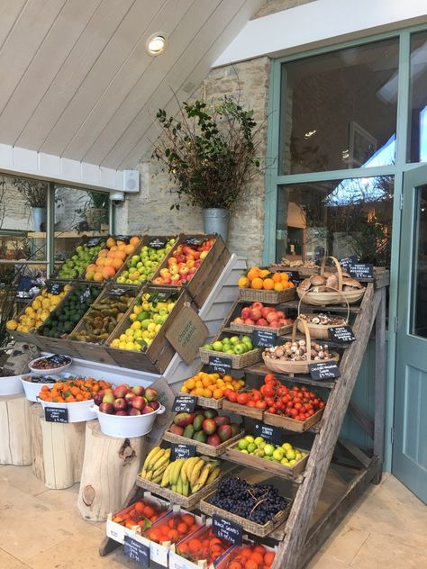 Veggie Display, Farmers Market Stand, Fruit And Veg Shop, Farmers Market Booth, Farmers Market Display, Japanese Grocery, Grocery Market, Vegetable Shop, Grocery Store Design