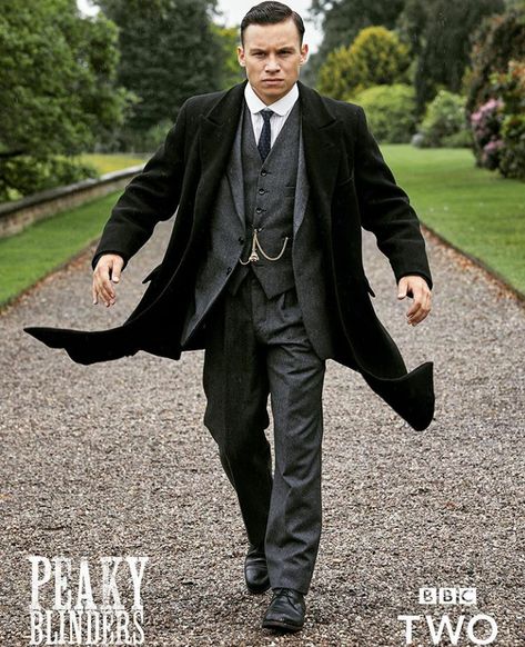 Michael Peaky Blinders, Peaky Blinders Tv Series, Michael Gray, Shelby Brothers, Peaky Blinders Season, Finn Cole, 1920s Mens Fashion, Peaky Blinders Wallpaper, Peaky Blinders Suit