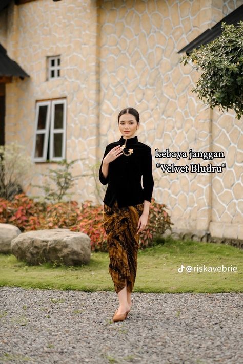 Modern Batik Outfit, Kebaya Wisuda Hijab, Tims Outfits, Kebaya Songket, Ootd Kebaya, Indonesian Kebaya, Kebaya Modern Dress, Modern Kebaya, Dress Pesta