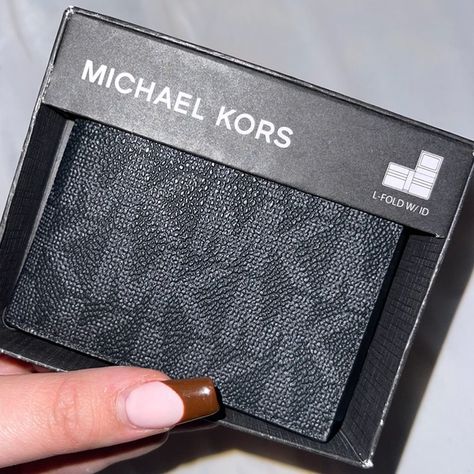 Michael Kors wallet Michael Kors Wallet, Michael Kors, Wallet, Brand New, Weddings, Jewelry Designer, Vintage Fashion Trends, Plus Outfits, Fashion Dresses