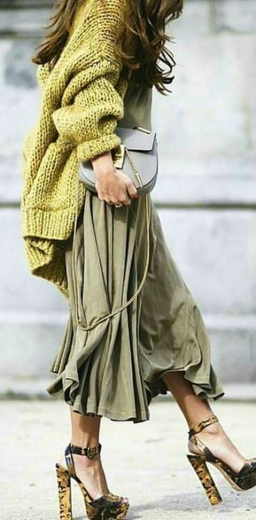 Khaki and lime combination  #skirt #midi #khaki #heels #streetstyle #fashion Mode Tips, Style Casual Chic, Bohol, Looks Street Style, Fashion Weeks, Street Style Inspiration, Maxi Skirts, Inspired Outfits, 가을 패션