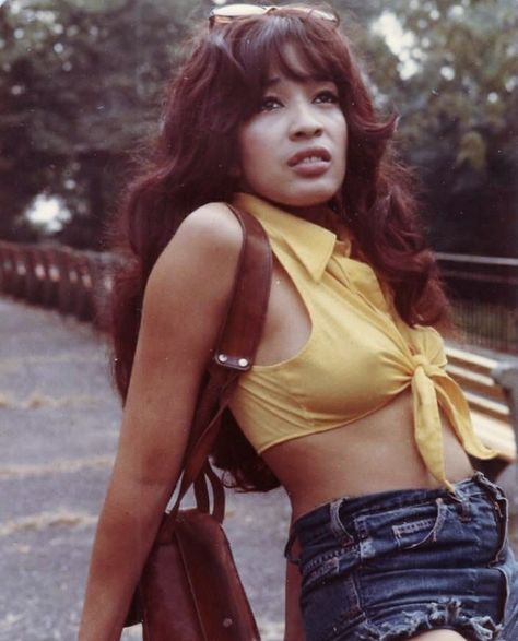 70’s Makeup Looks, 70’s Hair, Miracle Eye, Ronnie Spector, Glamour World, 70’s Fashion, 60s Fashion, Cute Poses, Vintage Beauty