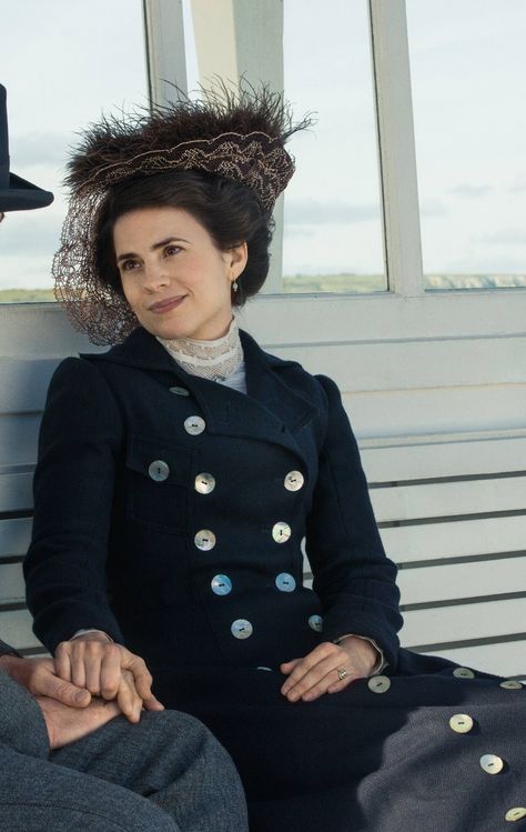 Hayley Atwell as Margaret Schlegel in the 2017 television mini-series 𝐻𝑜𝑤𝑎𝑟𝑑𝑠 𝐸𝑛𝑑. #HowardsEnd #HayleyAtwell #MargaretSchlegel Howards End 2017, Howards End, Howard End, Hayley Atwell, Movie Costumes, Celebrities