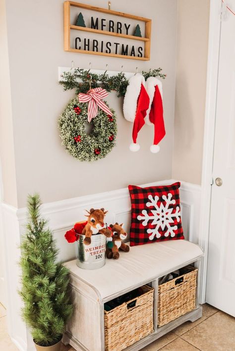 Entry Way Christmas Decor, Cozy Christmas Home, Excited For Christmas, Christmas Entry, Paper Christmas Decorations, Entry Decor, Christmas Decorations Bedroom, Christmas Room Decor, Christmas Bedroom